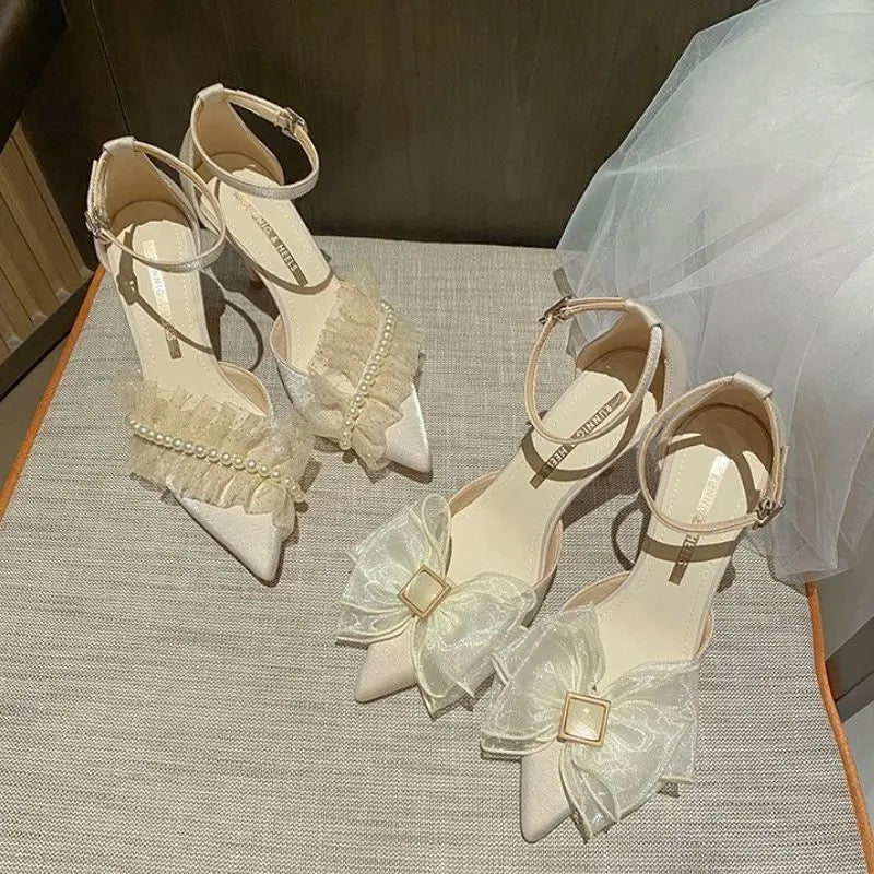 Tacones de perlas y flores