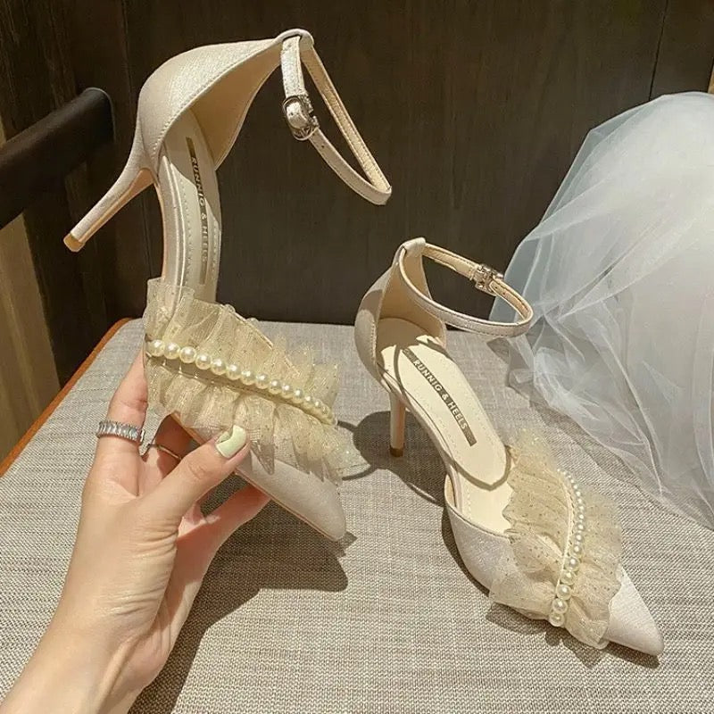 Tacones de perlas y flores