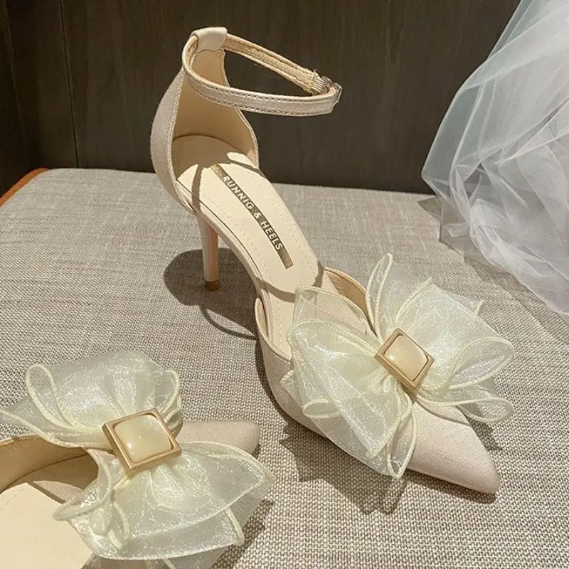 Tacones de perlas y flores
