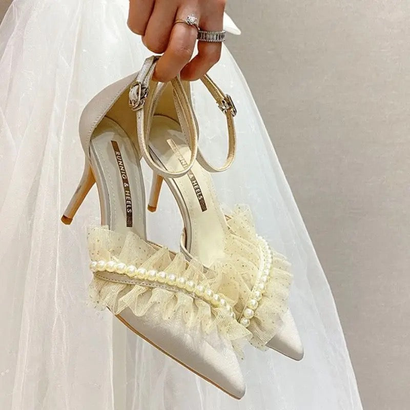 Tacones de perlas y flores