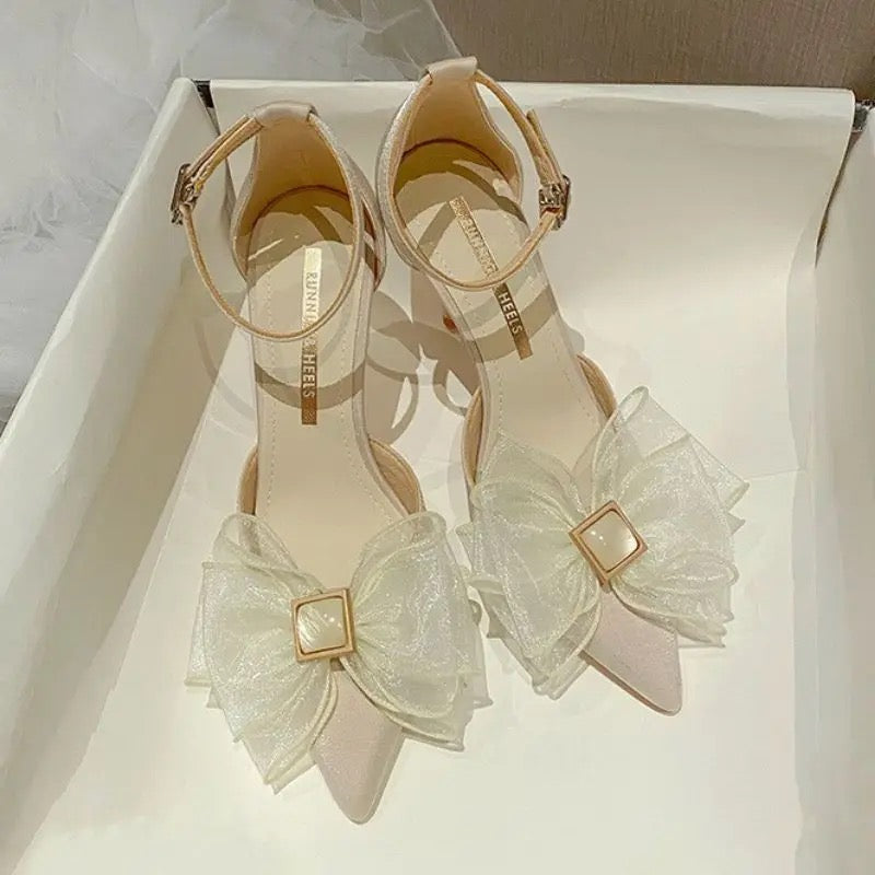 Tacones de perlas y flores